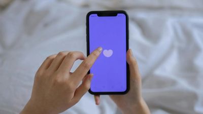 Kansas woman finds out about her date’s pawn shop heist. Then, it spirals into billionaire parents and basement bunk beds story: ‘how do I bring it up’