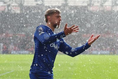 Kiernan Dewsbury-Hall scores late equaliser for Everton at Brentford