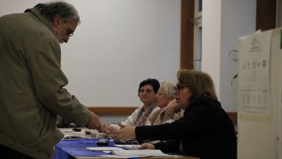 Polls open in Hungary after a campaign of rallies, protests and war rhetoric