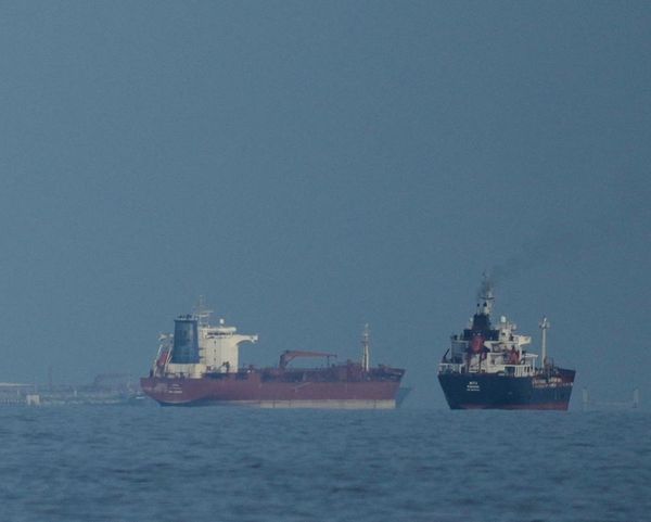 Why is the US threatening to block Iranian ports and how would it work?