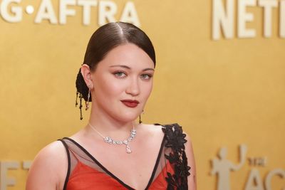 The Pitt star calls out theater etiquette after fan disrupts Broadway performance