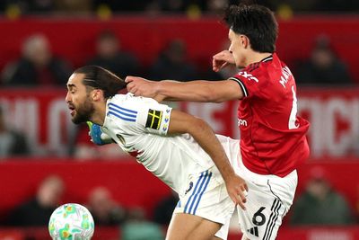 Pundits slam controversial Lisandro Martinez red card after hair pull in Man Utd loss