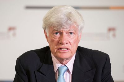 Founder of Starmer’s chambers denounces plans for jury trial cuts