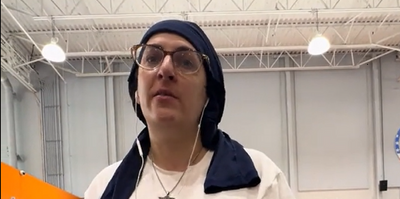 Amy Farrah Fowler Lookalike Tells Gymgoer 'Get the F*** Out of My Town' in Heated Confrontation Over Equipment