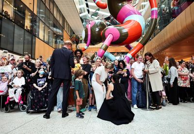 Harry and Meghan greeted by hushed ‘hiii’ in Melbourne hospital on first stop of Australian tour