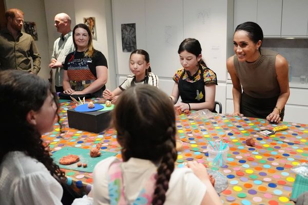Harry and Meghan get creative with veterans’ children on museum visit