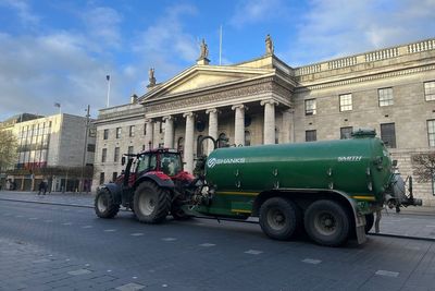 Government wins confidence motion but loses junior minister