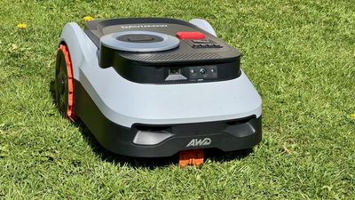 The Segway Navimow i210E LiDAR Pro delivers orderly autonomous mowing with impressive navigation accuracy
