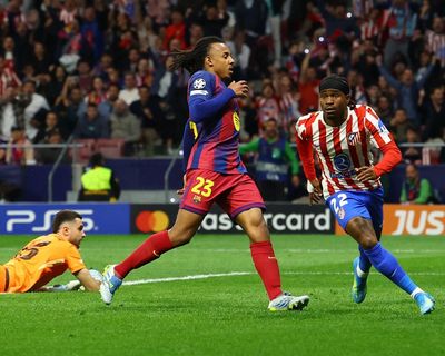Atlético hold off Barcelona comeback after Lookman strike and García red