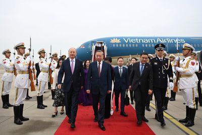 Vietnam’s new leader meets China’s Xi on his first overseas trip