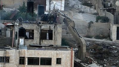 Fact check: Does a video show Israeli soldiers pushing bodies from a rooftop?