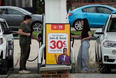 Oil prices fall again amid hopes for new US-Iran peace talks