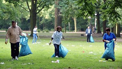 Berlin offers free entry for litter picking to make tourists do their bit