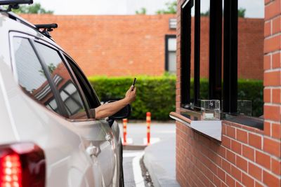 Fast-food chain to deploy AI chatbots to encourage customers to order more