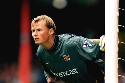 Ex-Arsenal and Liverpool goalkeeper Alex Manninger dies after car hit by train