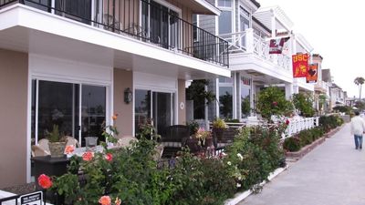 Newport Beach rental gave $200,000 in buggies to strangers because they said Justin Bieber. Then they kept driving and disappeared