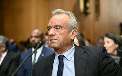 RFK Jr. Hearing Video Goes Viral – Secretary Struggles to Turn Page as Hands Shake in Tense Testimony