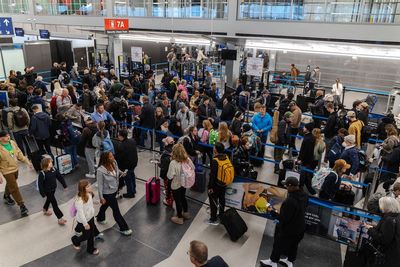 Chicago’s O’Hare airport told to cut 300 daily flights to reduce delays