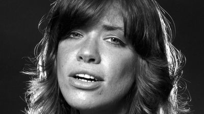 “A man walked into the party with a big long scarf. He looked at the mirror, whisked his scarf around his neck and tilted his hat slightly to the left. I thought, ‘Wow, he’s really vain’”: The No 1 song that propelled Carly Simon to stardom
