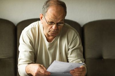 $940 Power Bill vs. $900 Income: How America’s Energy Crisis Is Crushing Older Households