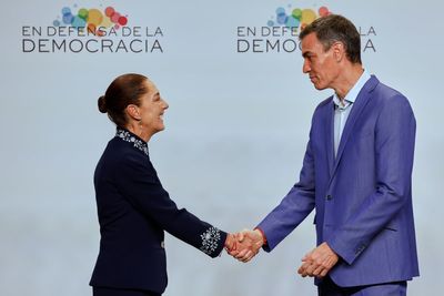 With a handshake, Spain and Mexico put diplomatic tussle over their colonial past behind them