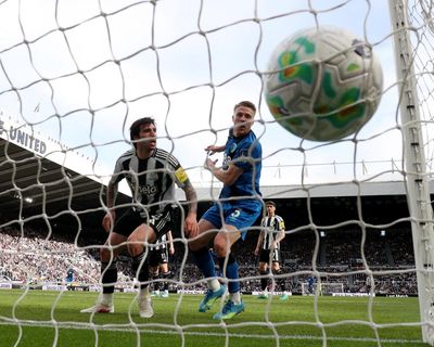 Bournemouth turn up heat on Howe with dramatic late win at Newcastle