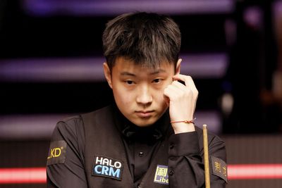 Zhao Xintong kicks off World Championship defence by edging past Liam Highfield