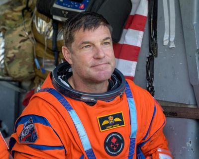 Canadian astronaut’s bon mots help heal wounds from French language row