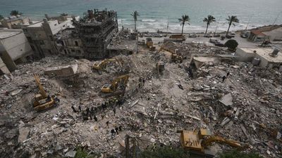 Bittersweet emotions as Lebanese return south to scenes of destruction