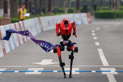 Robot breaks human half-marathon record in Beijing race