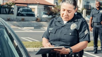 Florida cop confidently writes up woman for driving with a device in her right hand. He just misses one tiny detail