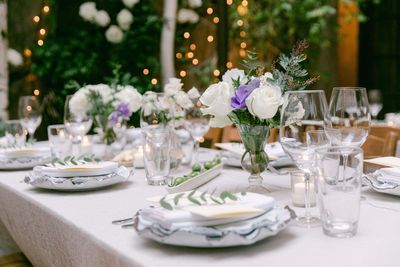 A beginner’s guide to tablescaping with flowers