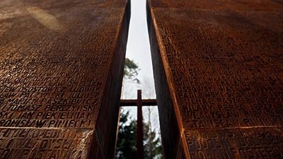 Moscow sparks outrage with 'Polish Russophobia' show at Katyn massacre site