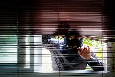 Police Warn: Men Are Being Targeted for These Simple Oversights at Home