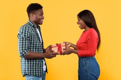 8 Gifts A Man Should Never Give A Woman He Really Likes
