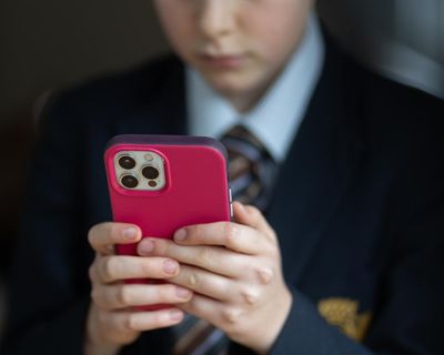Mobile phones to be banned in schools in England under new plans