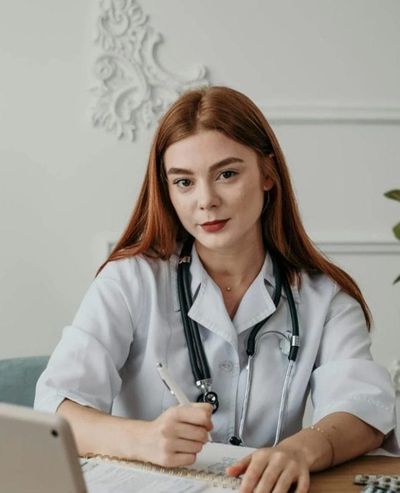 Doctors Say These 5 Everyday Habits Are Disrupting Women’s Hormones