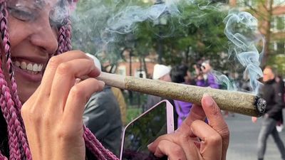 Marijuana smokers celebrate 420 in New York