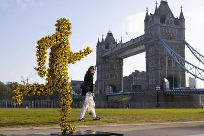 London Marathon runners to be greeted by Marie Curie’s poignant Daffodil Runner