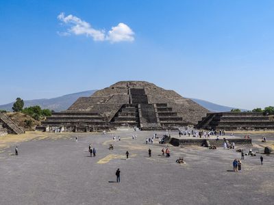 Teotihuacán Pyramids Shooting: Video Shows Gunman Atop Pyramid Killing a Canadian Tourist Before Suicide