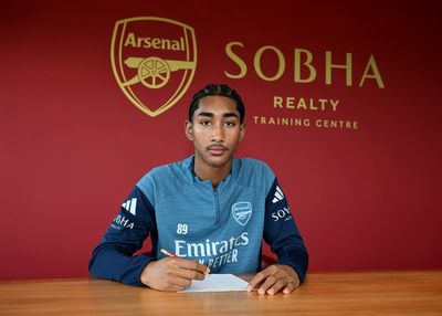 Marli Salmon: Young Arsenal star signs professional deal after first-team breakthrough