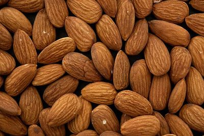 7 Surprising Benefits of Soaked Almonds You Should Not Ignore