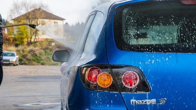 Woman takes her mom’s car through a car wash, and the moment every alarm goes off at once is genuinely painful to watch
