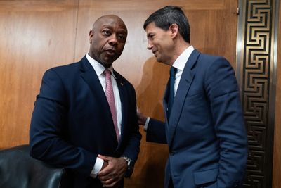 Warsh vows Fed independence; Democrats assert financial conflicts