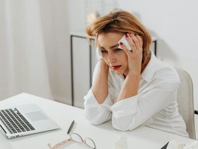 Women Are Reporting the Same Strange Symptom in 2026—Here’s What Experts Say