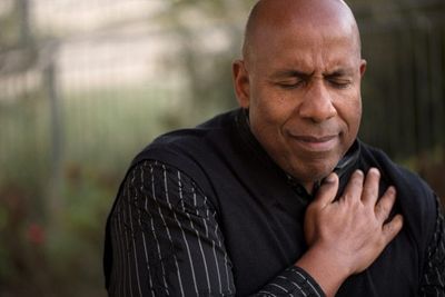 Doctors Sound the Alarm: Unexplained Shoulder Pain May Point to a Dangerous Issue