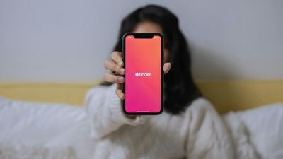 Woman meets her 6’3 Tinder match in person. Then looked down at a 5’6 catfish who had the nerve to tell her what she needs to fix