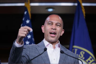 Hakeem Jeffries Warns Florida GOP on Redistricting, Targets Eight House Republicans by Name and Promises: "Maximum warfare, everywhere, all the time"