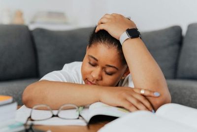7 Habits Quietly Draining Women’s Energy Every Afternoon