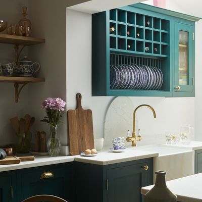 Goodbye dish racks, this new space-saving trend is the ultimate alternative to keep worktops organised and clutter-free in a kitchen